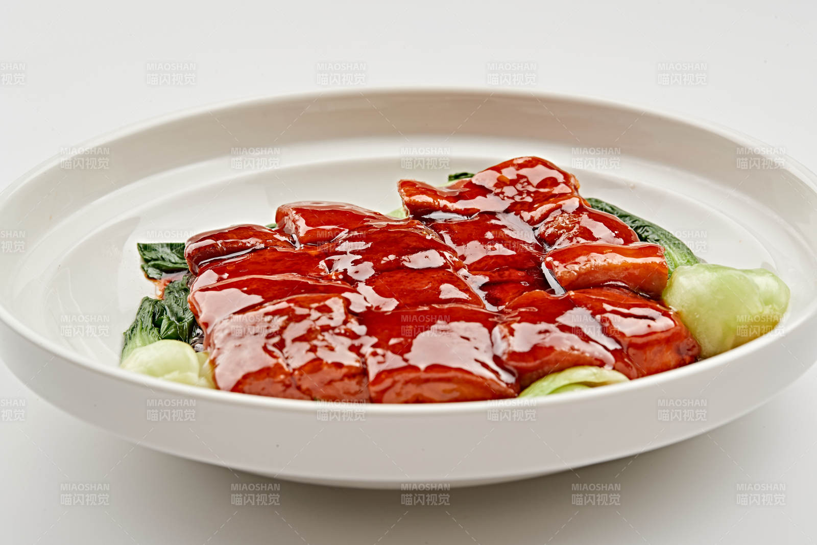 白色瓷盘装的毛家红烧肉图片