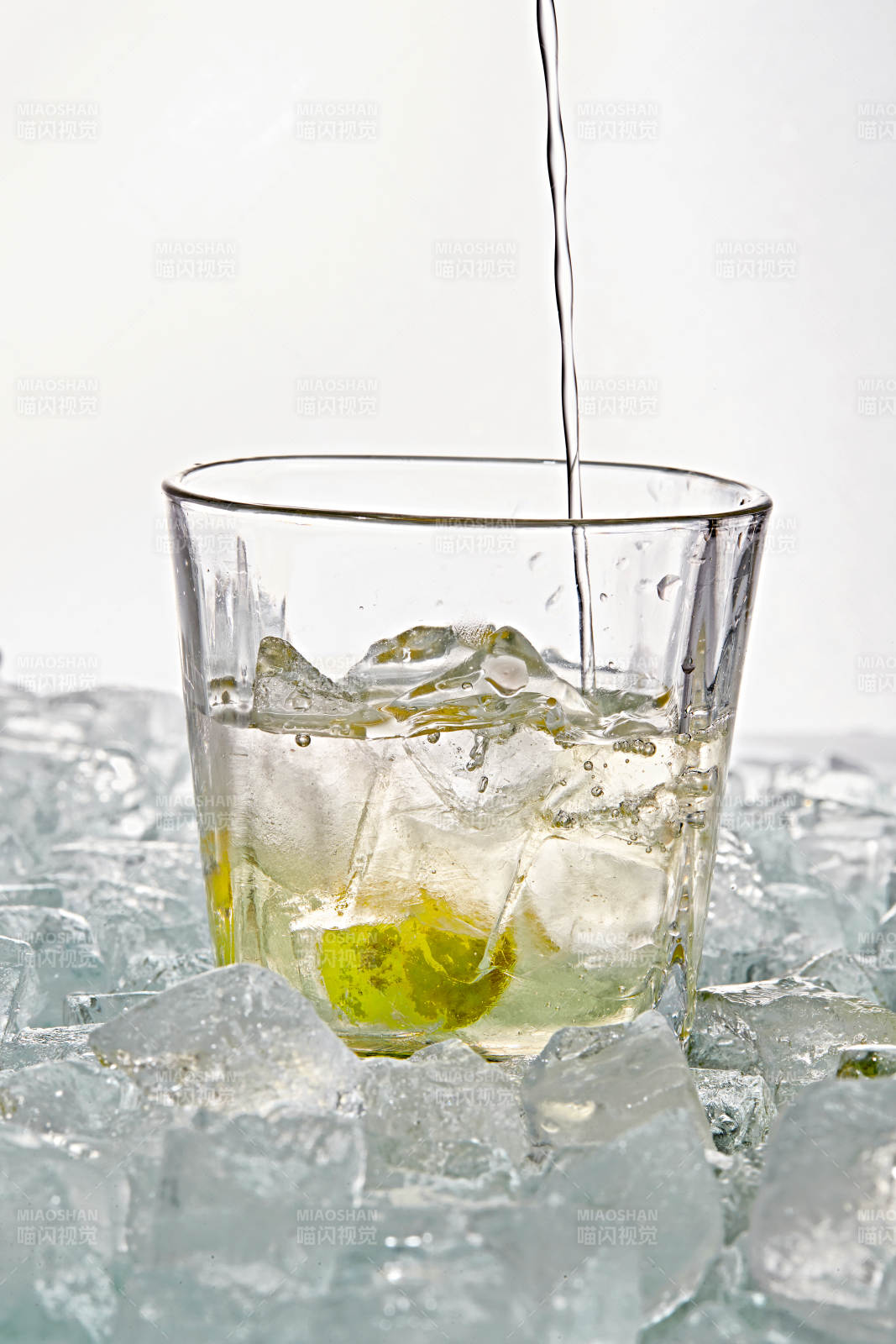 布满冰块的酒杯中的清凉白葡萄味预调酒图片