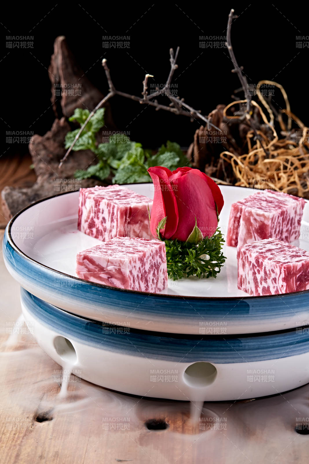 日式雪花和牛样式的果酱奶油蛋糕图片