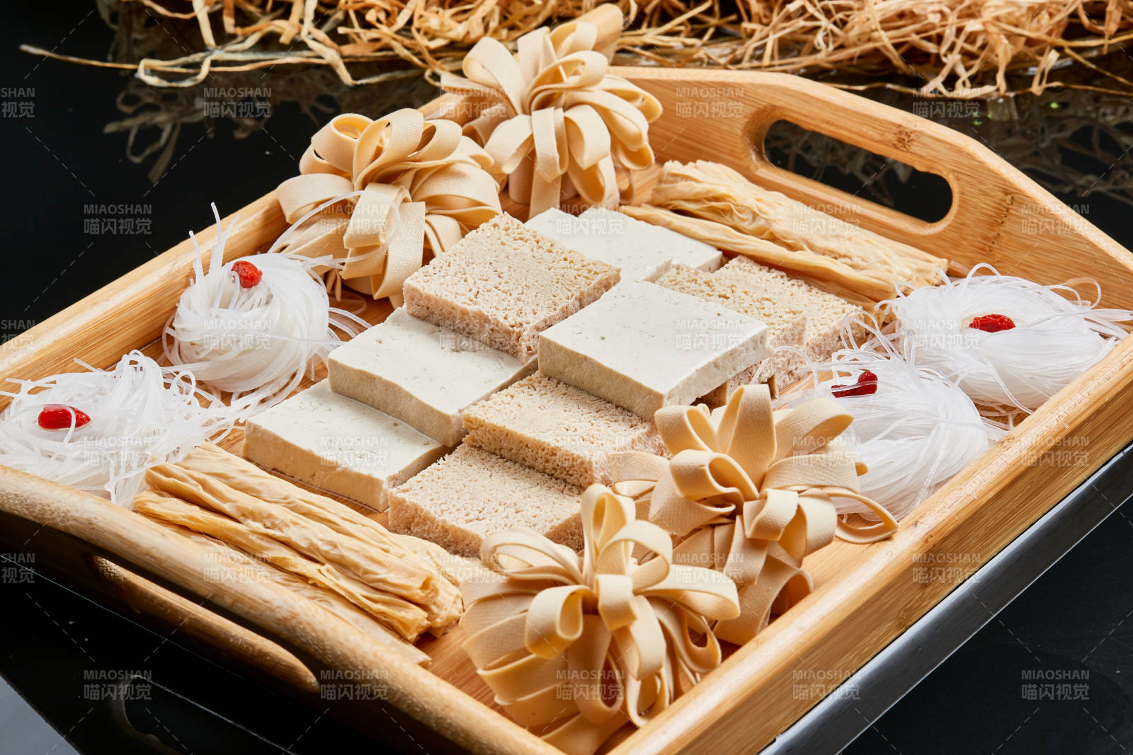 木质托盘装的火锅食材农家豆四宝图片