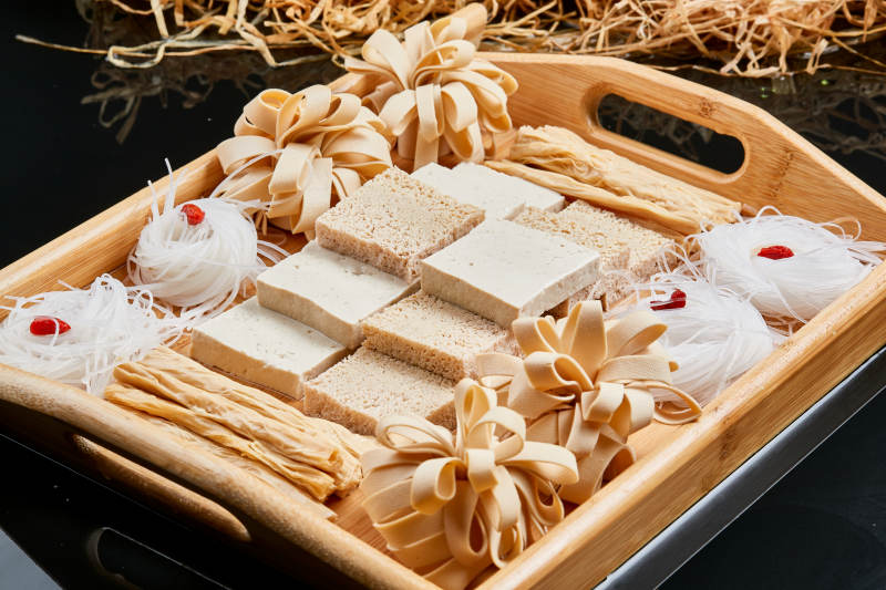 木质托盘装的火锅食材农家豆四宝图片