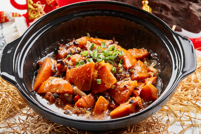 黑色砂锅装的豆豉鲮鱼南瓜煲图片