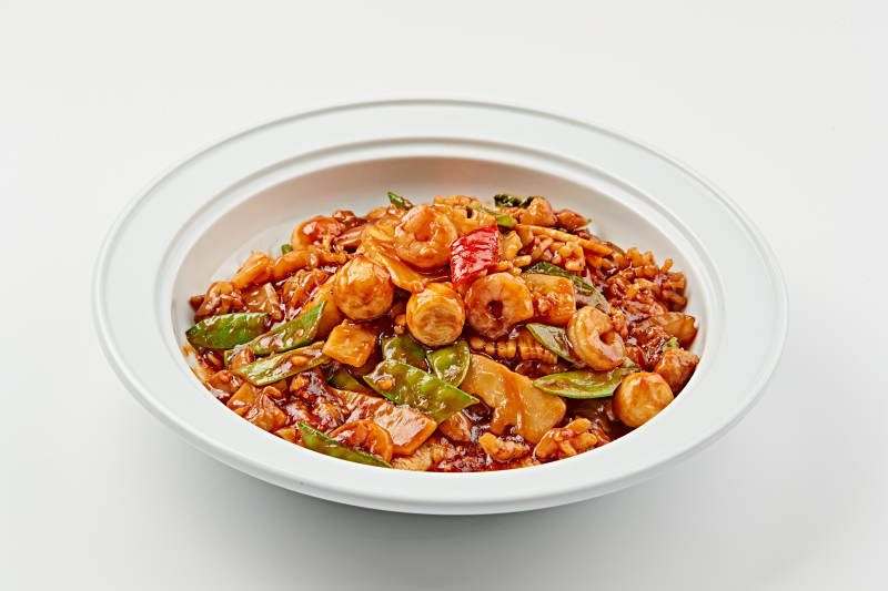 白色瓷盘装的传统天津名菜八珍豆腐图片