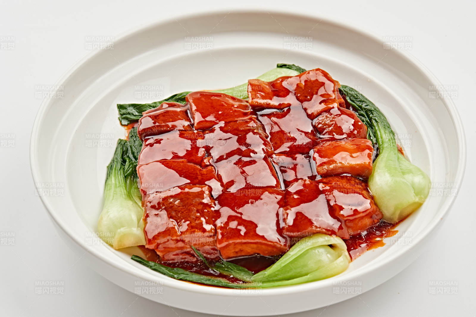 白色瓷盘装的毛家红烧肉图片