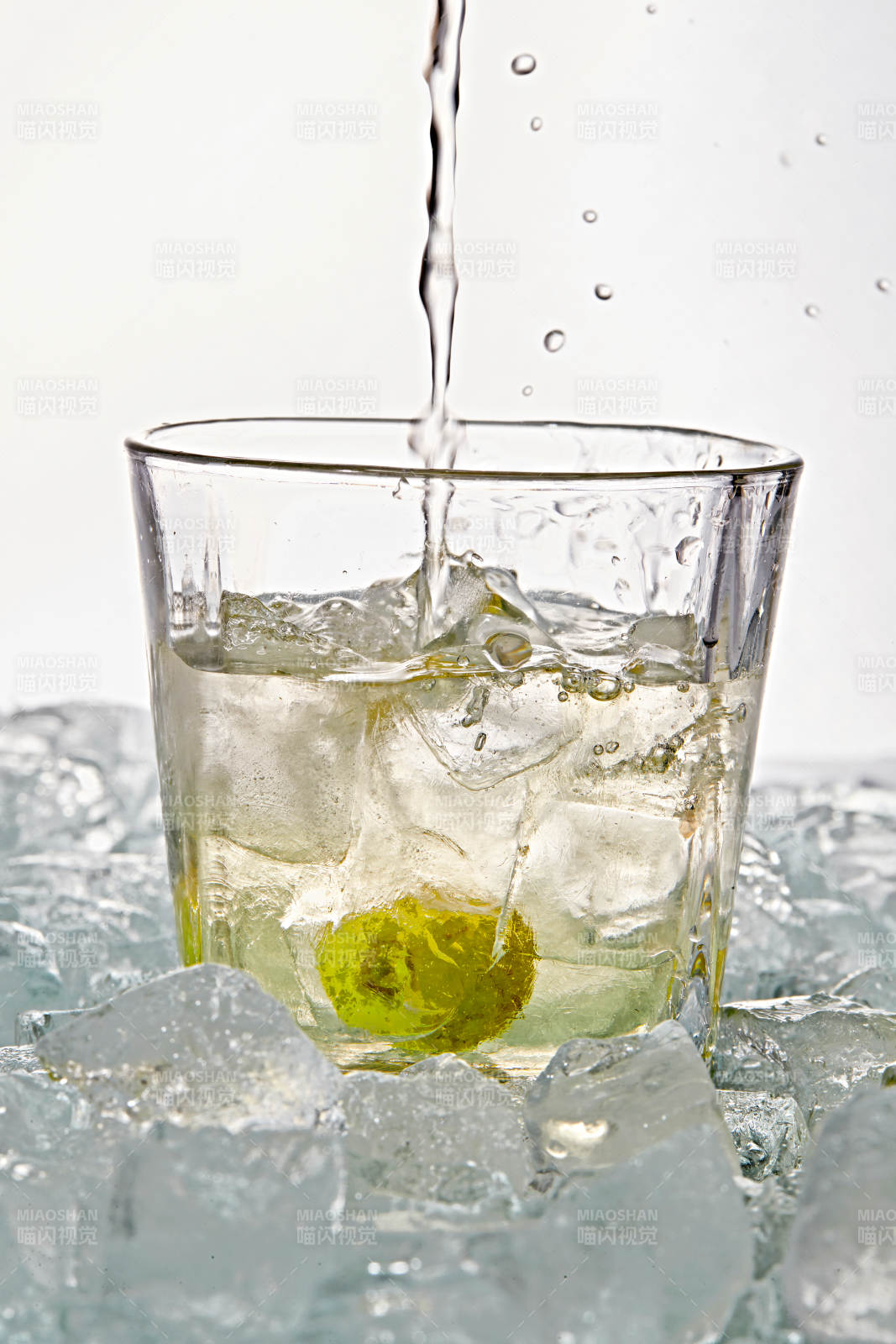 布满冰块的酒杯中的清凉白葡萄味预调酒图片