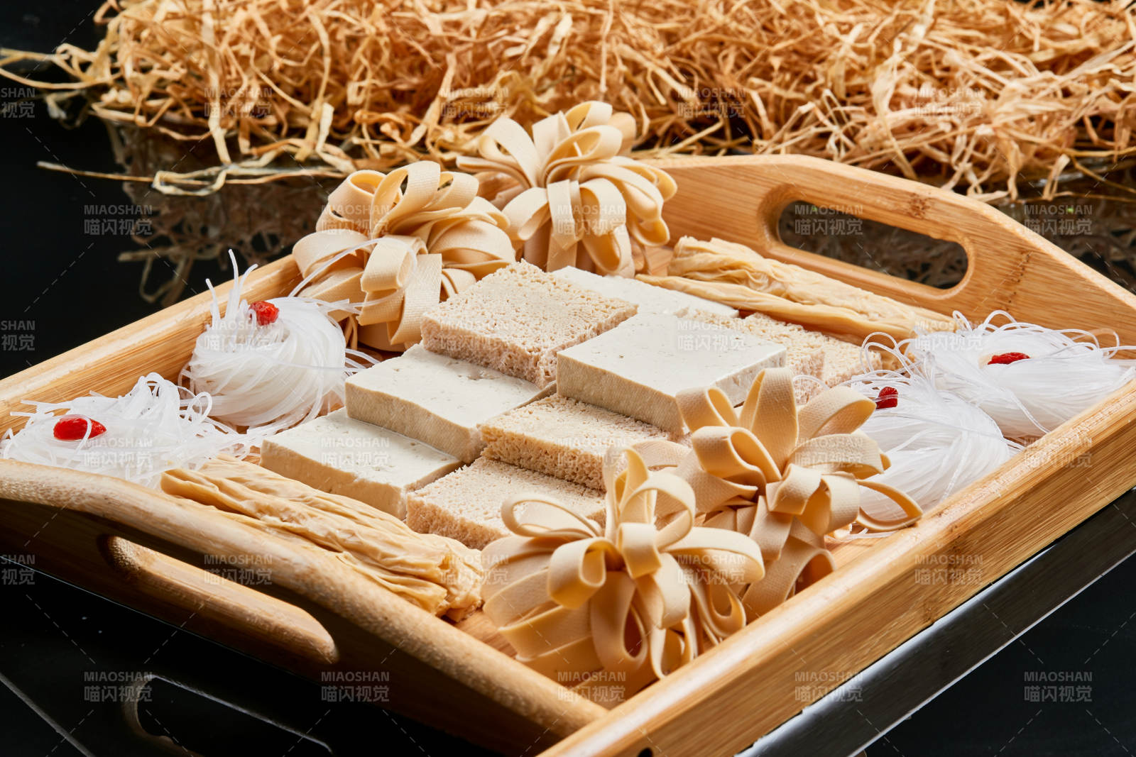 木质托盘装的火锅食材农家豆四宝图片