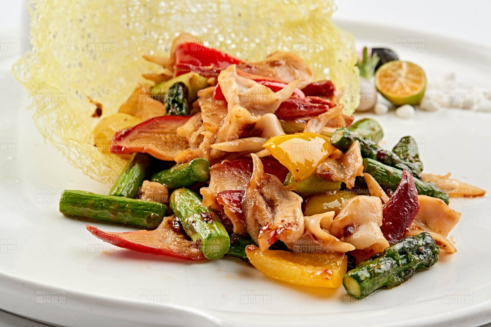 白色瓷盘装的粤式小炒彩椒蒜薹爆北极贝图片