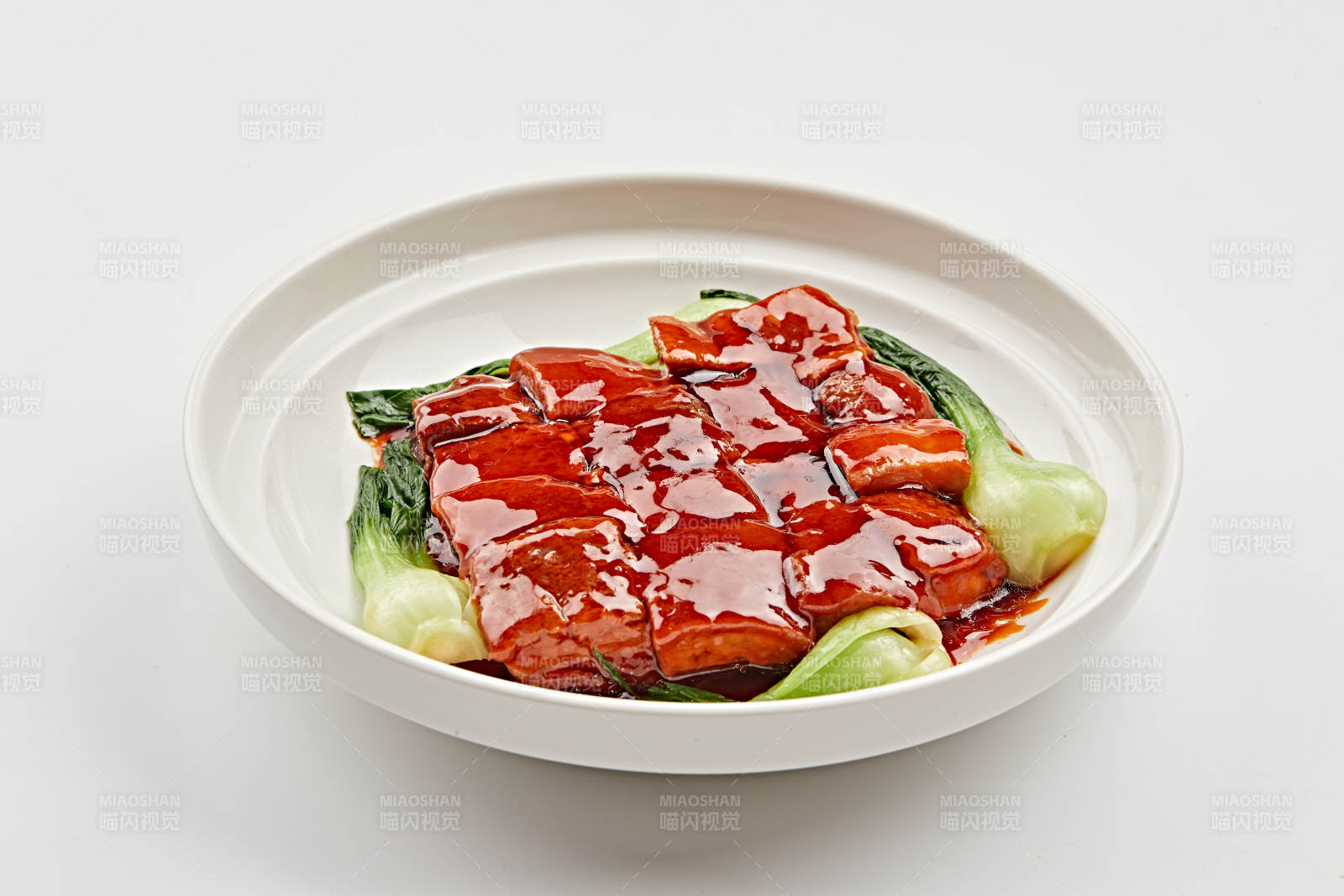 白色瓷盘装的毛家红烧肉图片