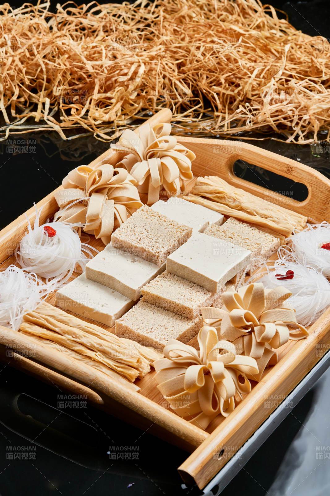 木质托盘装的火锅食材农家豆四宝图片