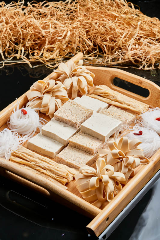 木质托盘装的火锅食材农家豆四宝图片