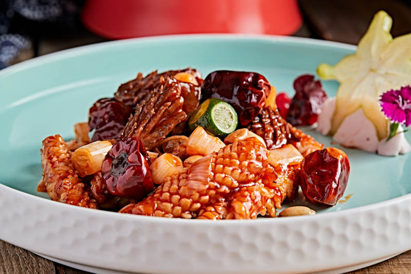 青瓷盘装的灯笼椒宫保鱿鱼身图片