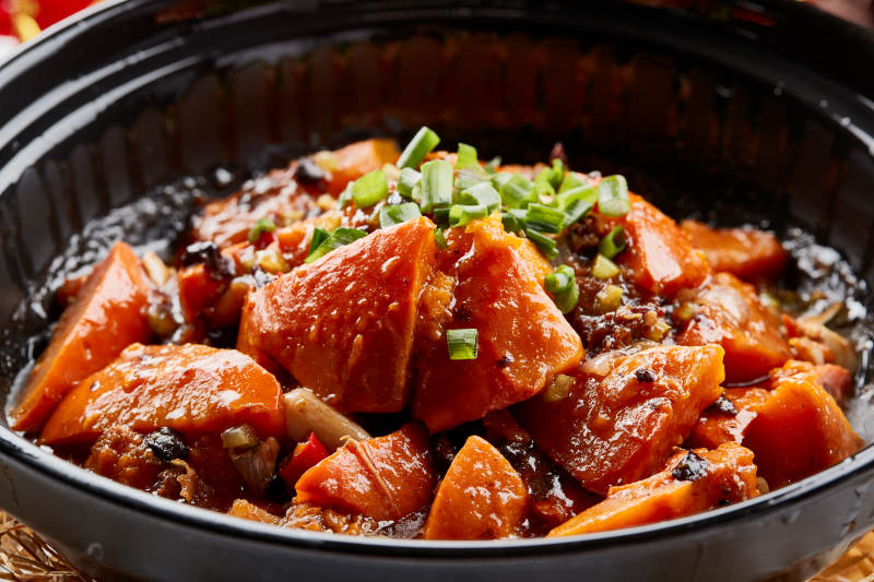 黑色砂锅装的豆豉鲮鱼南瓜煲图片