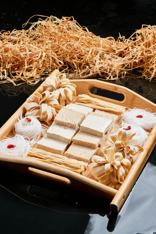 木质托盘装的火锅食材农家豆四宝图片