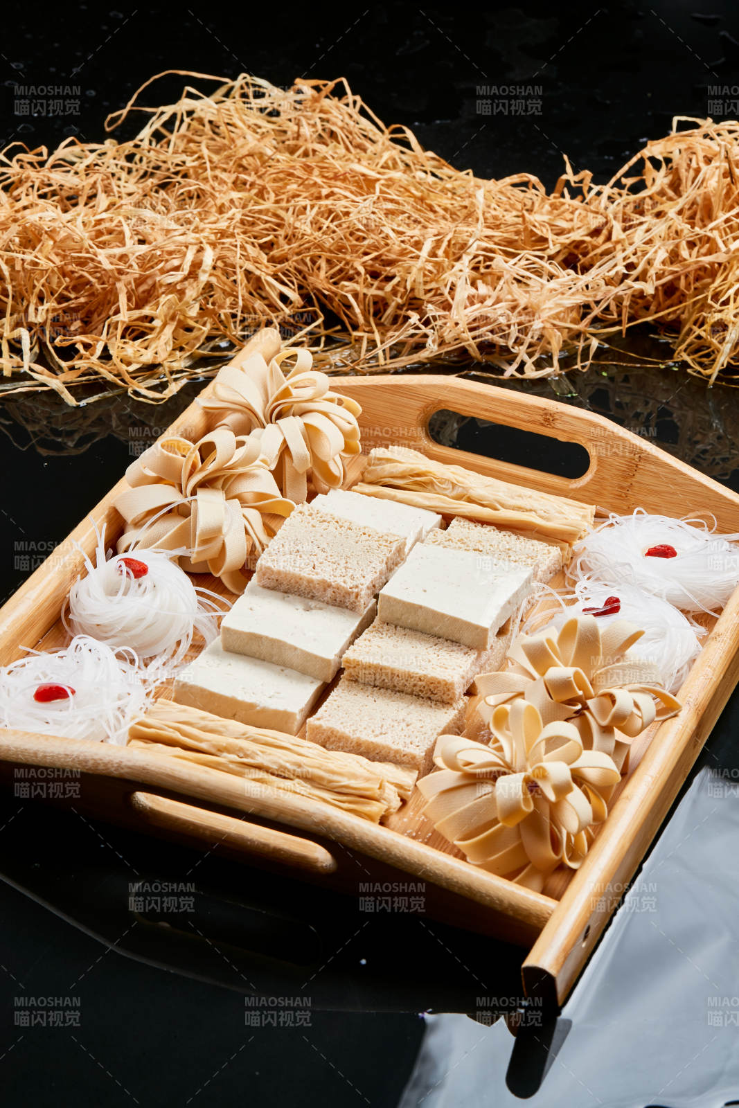 木质托盘装的火锅食材农家豆四宝图片