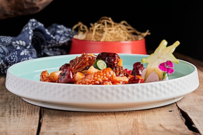 青瓷盘装的灯笼椒宫保鱿鱼身图片