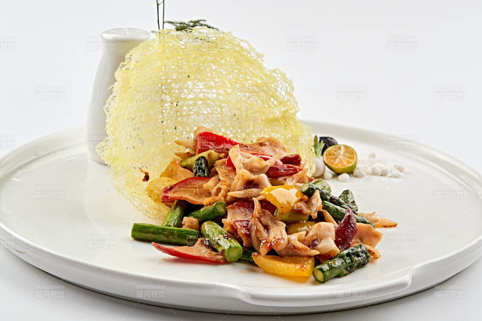 白色瓷盘装的粤式小炒彩椒蒜薹爆北极贝图片