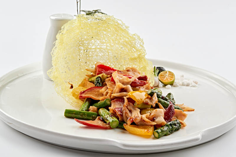 白色瓷盘装的粤式小炒彩椒蒜薹爆北极贝图片