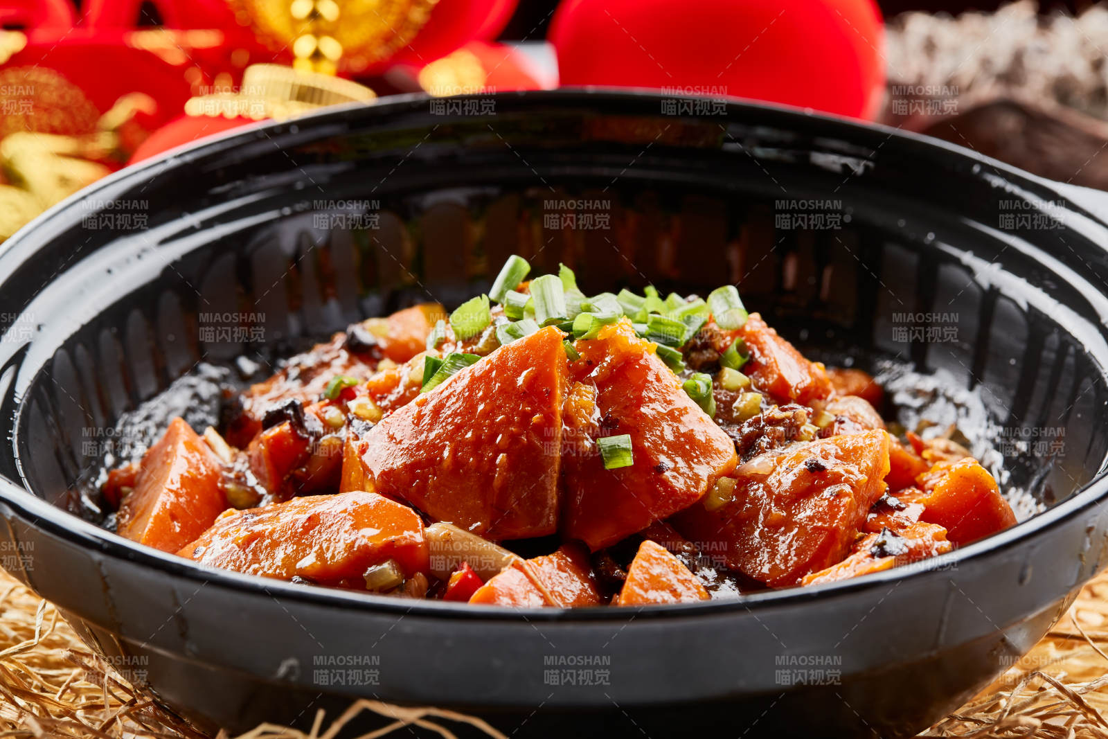 黑色砂锅装的豆豉鲮鱼南瓜煲图片