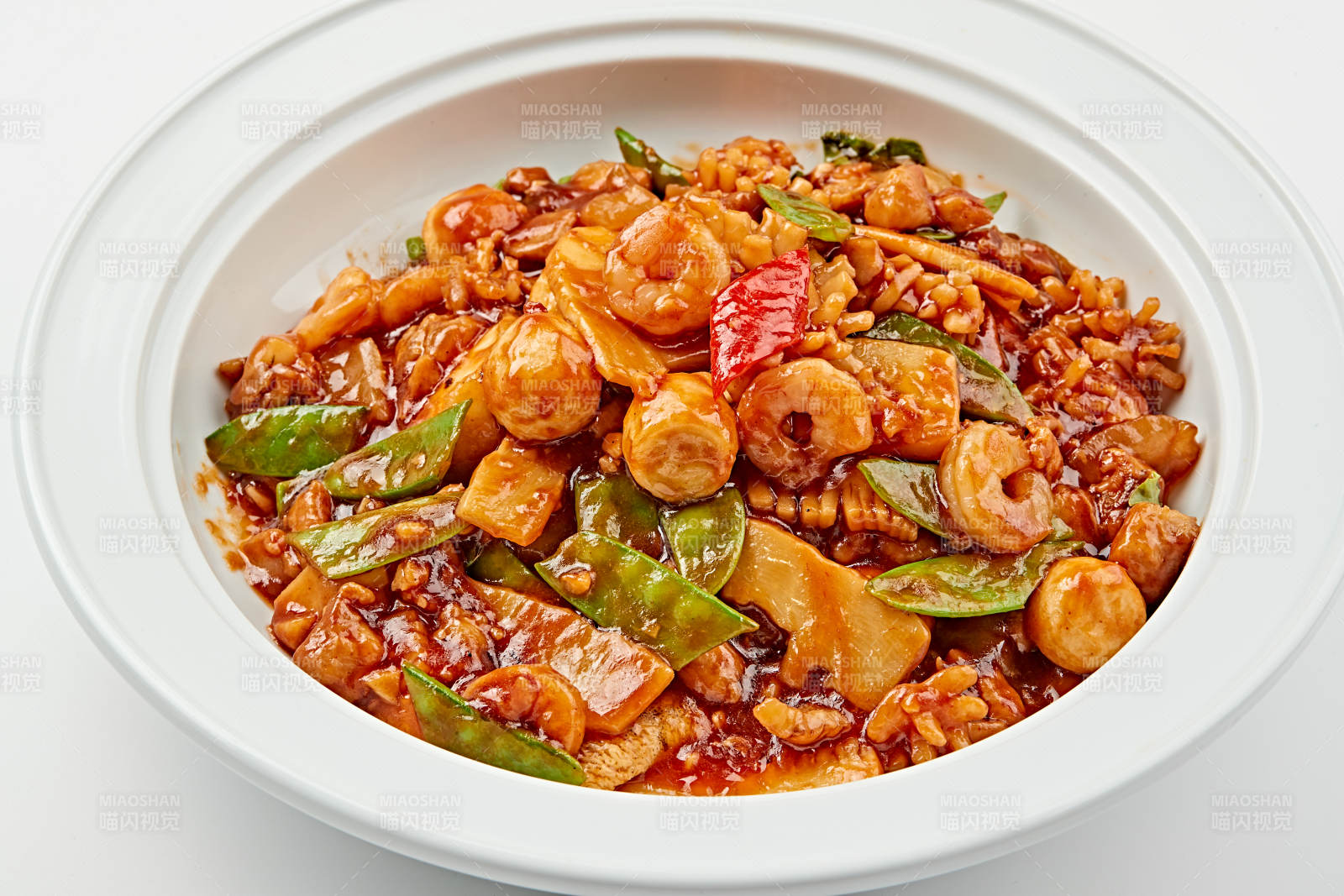 白色瓷盘装的传统天津名菜八珍豆腐图片