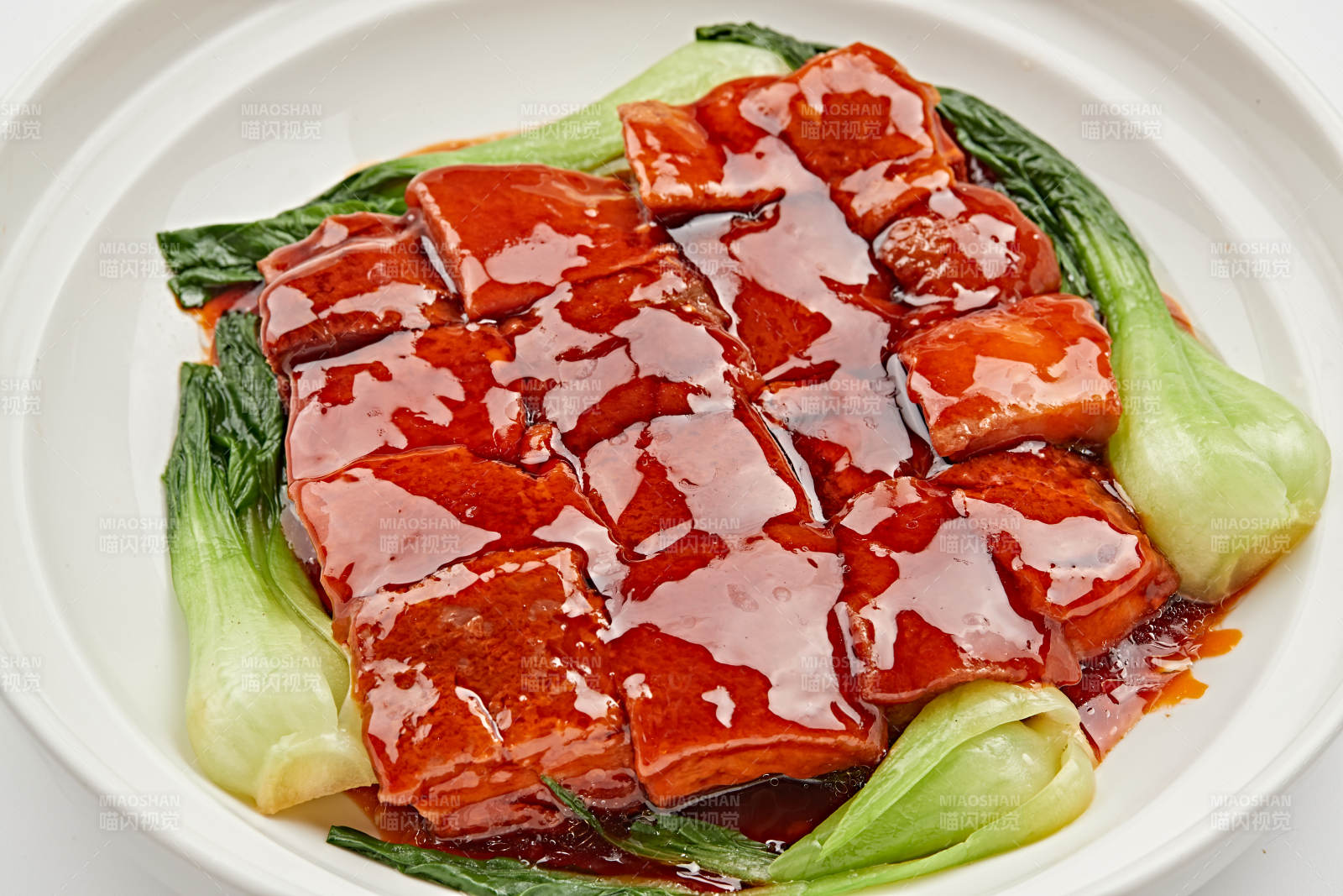 白色瓷盘装的毛家红烧肉图片
