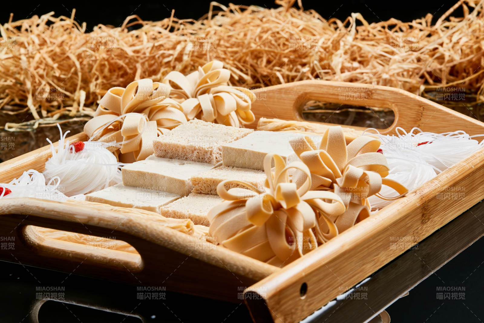 木质托盘装的火锅食材农家豆四宝图片