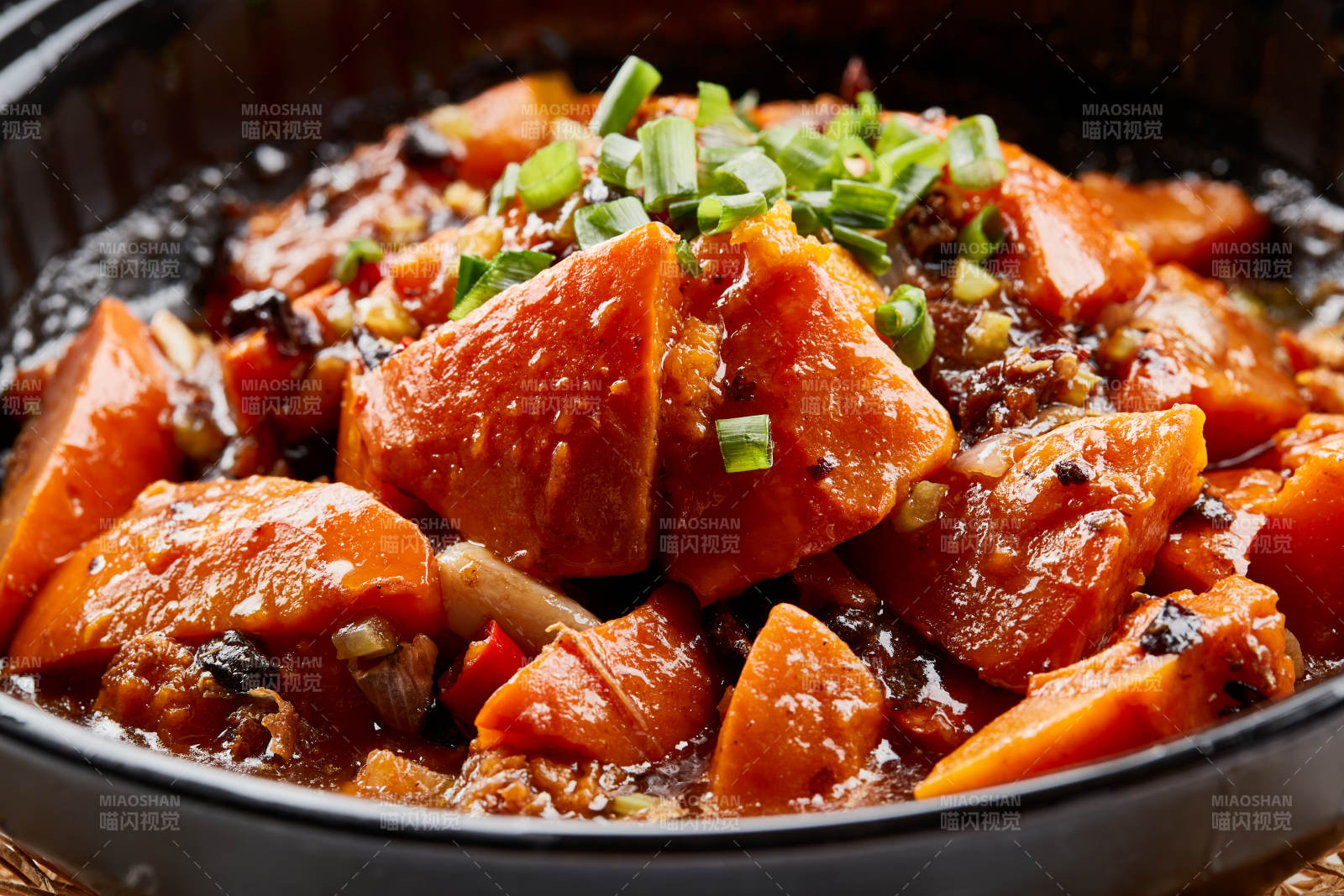 黑色砂锅装的豆豉鲮鱼南瓜煲图片