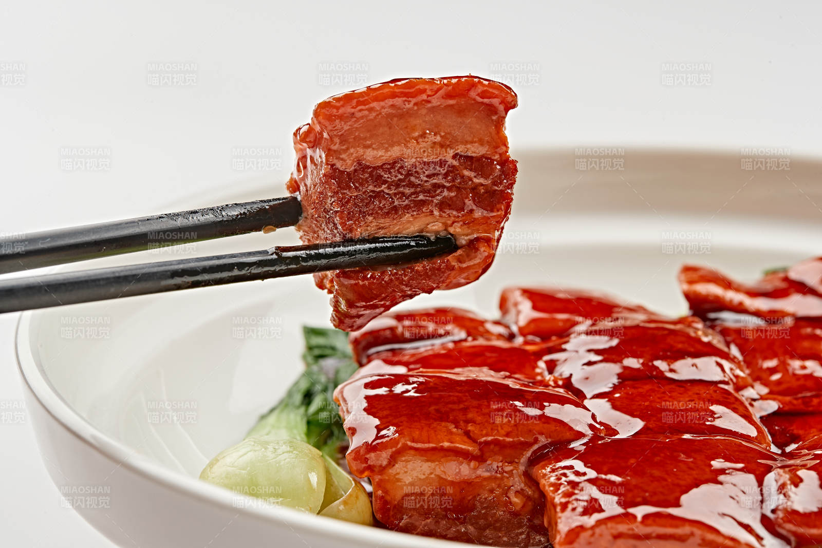 白色瓷盘装的毛家红烧肉图片