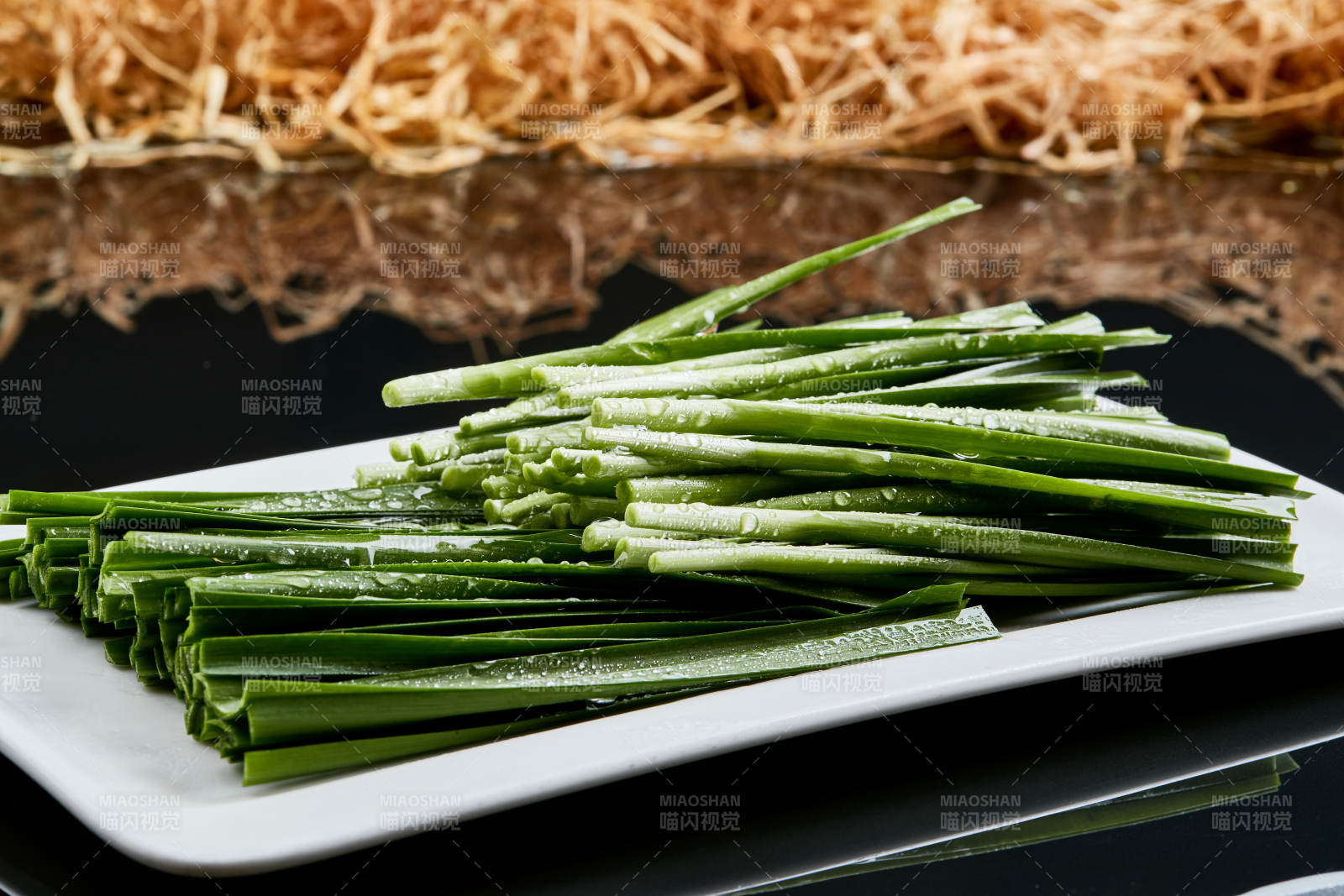 白色瓷盘装的火锅涮肉食材鲜韭菜图片