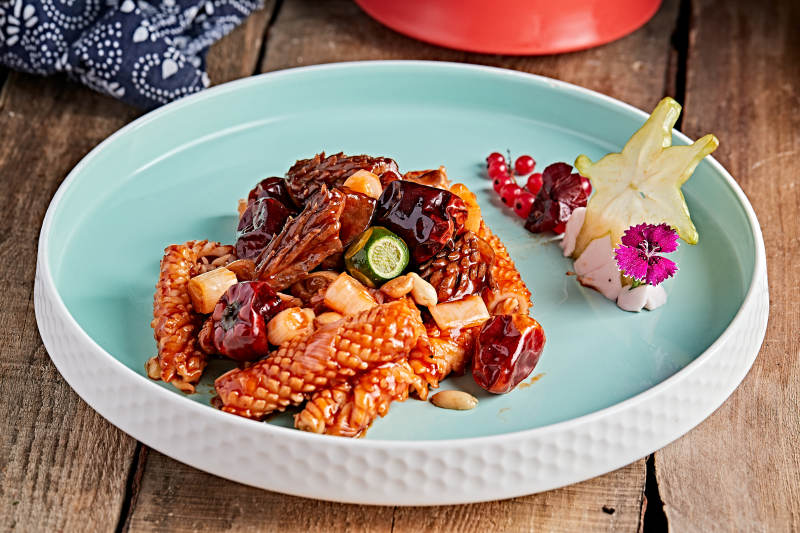 青瓷盘装的灯笼椒宫保鱿鱼身图片