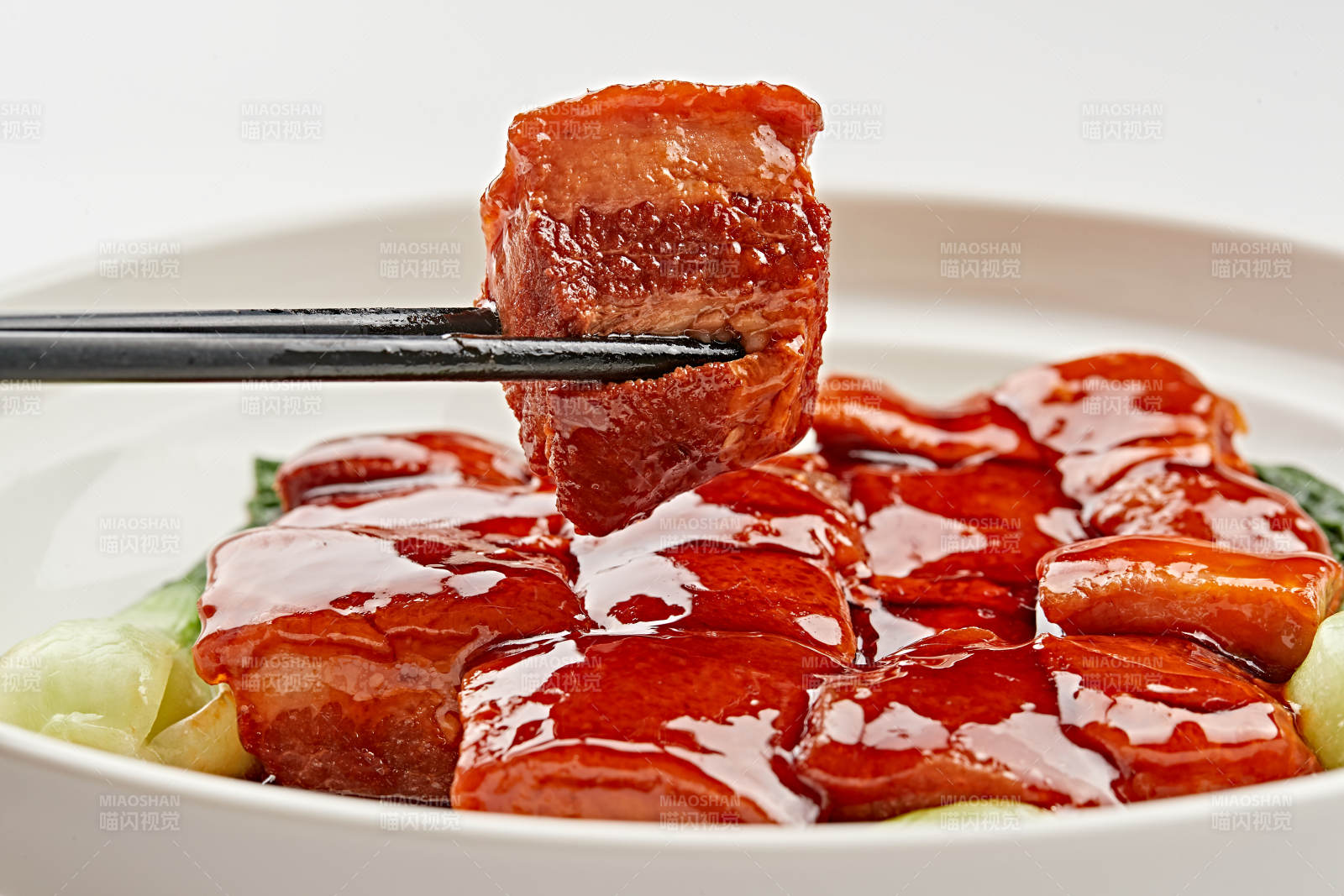 白色瓷盘装的毛家红烧肉图片