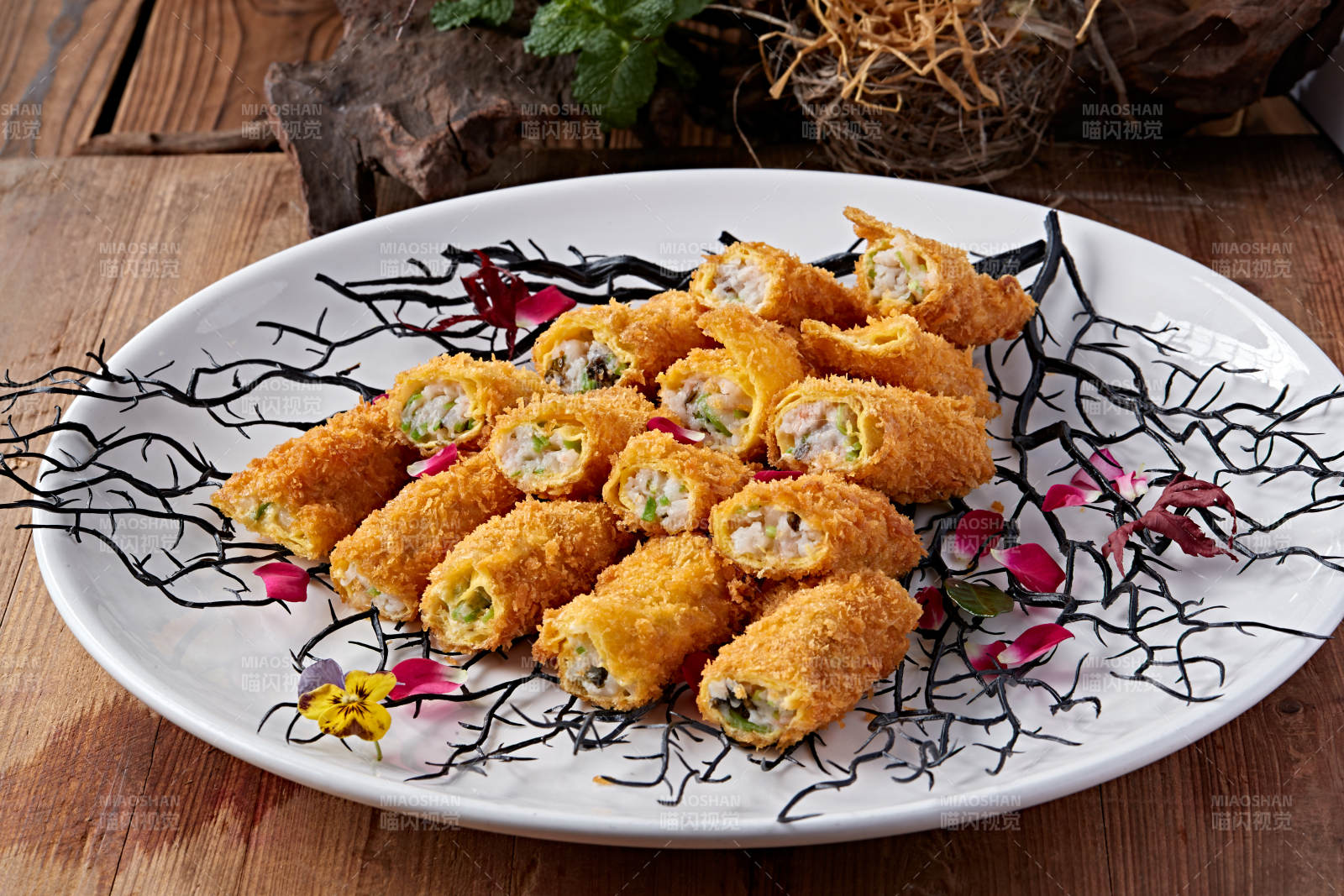 油炸黄金蛋皮卷虾滑蟹肉图片