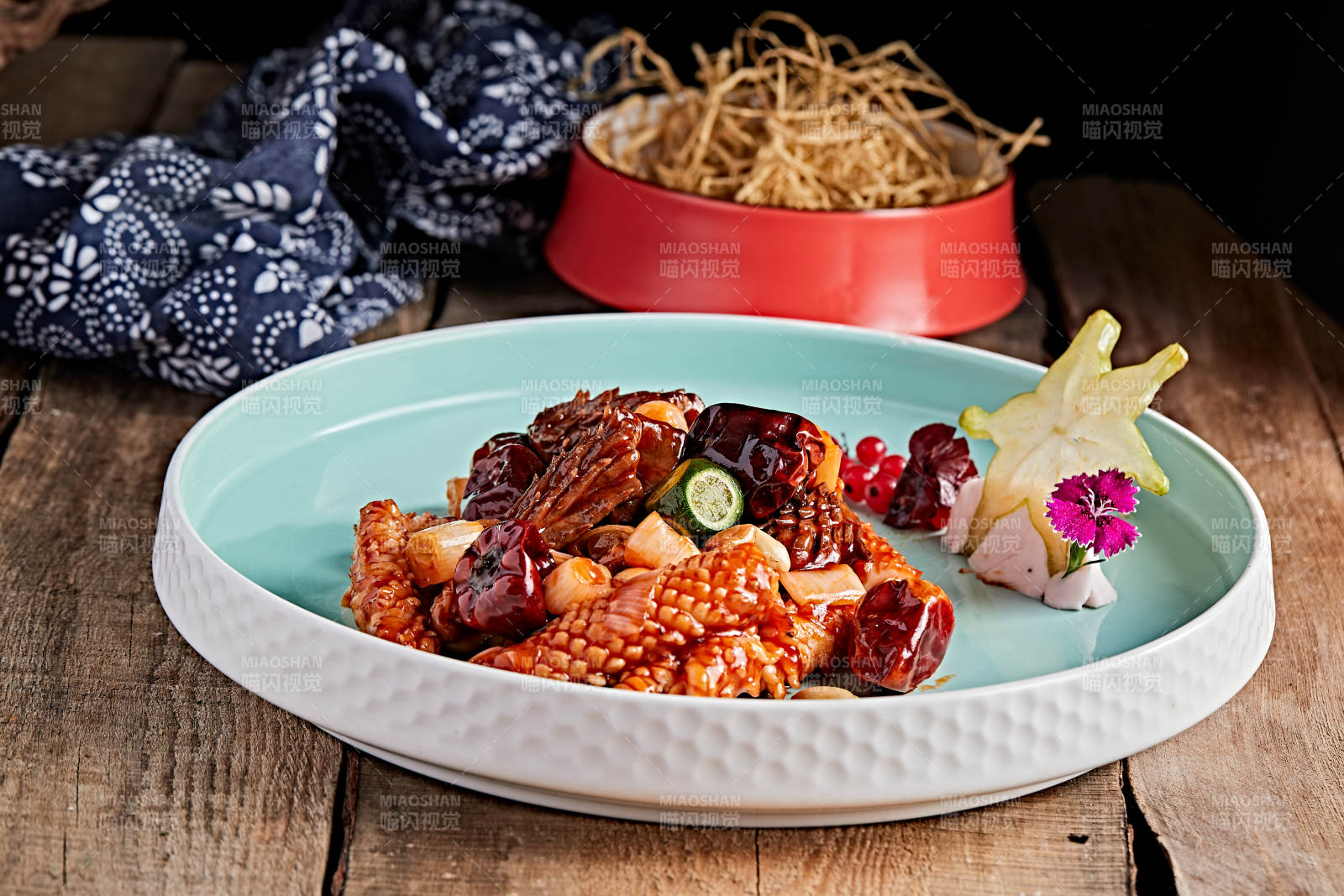 青瓷盘装的灯笼椒宫保鱿鱼身图片
