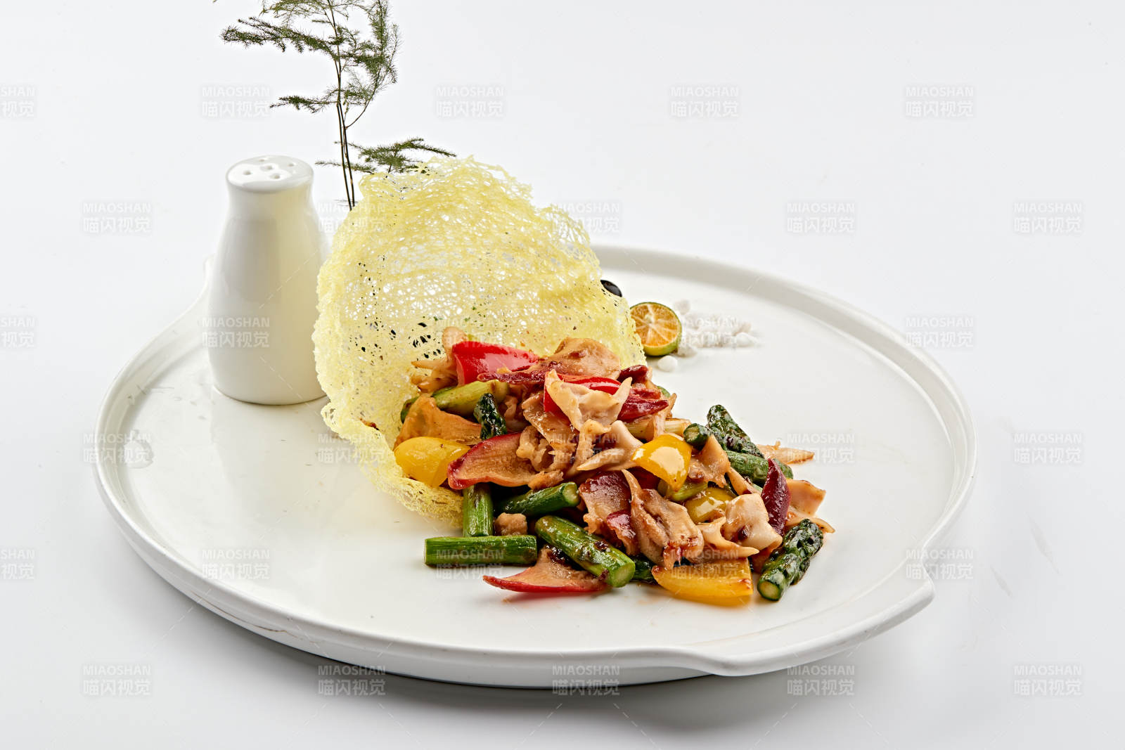 白色瓷盘装的粤式小炒彩椒蒜薹爆北极贝图片