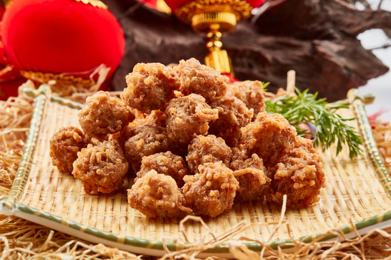 竹笸箩装的油炸猫头丸子图片