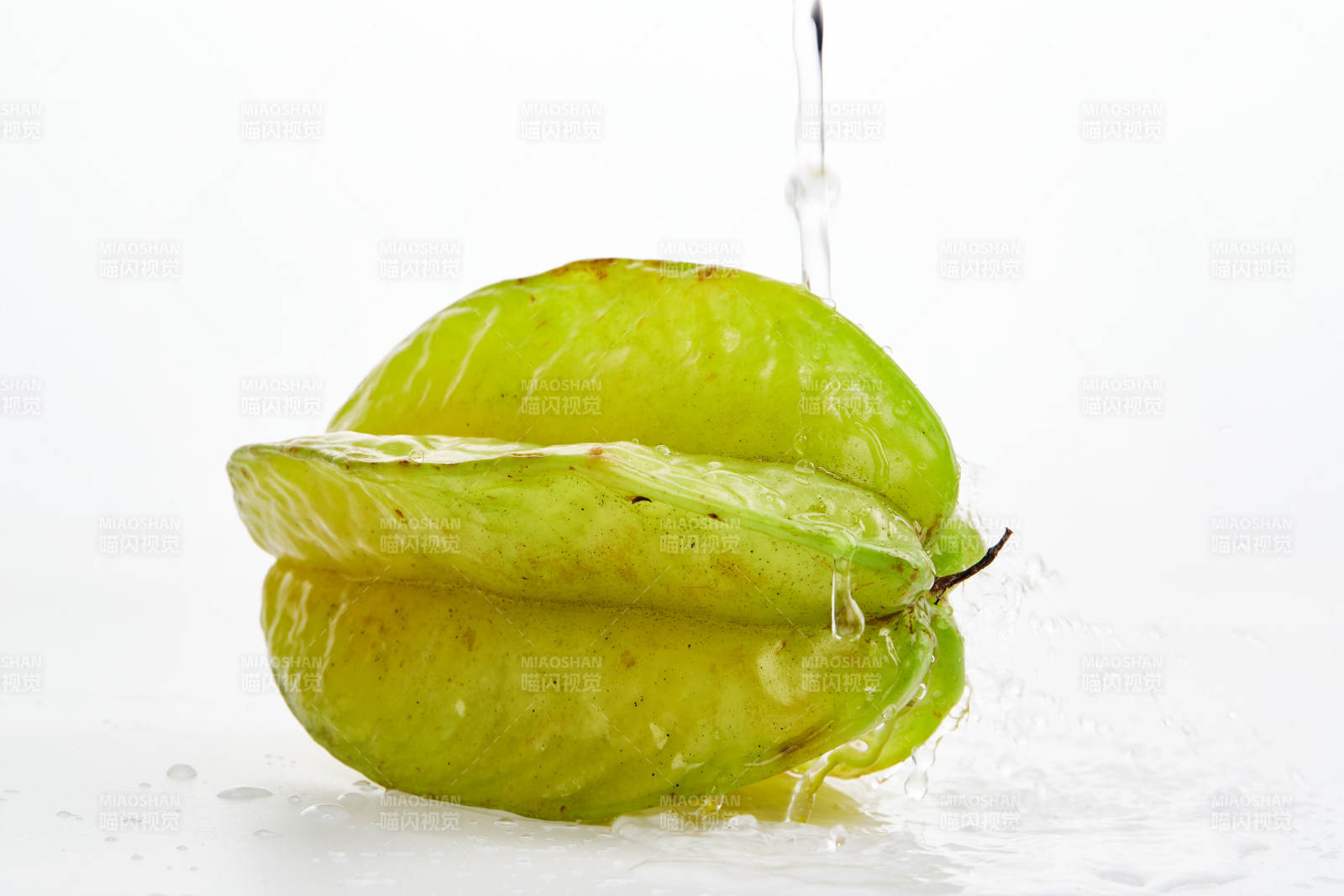 白色背景上摆放的新鲜水嫩杨桃图片