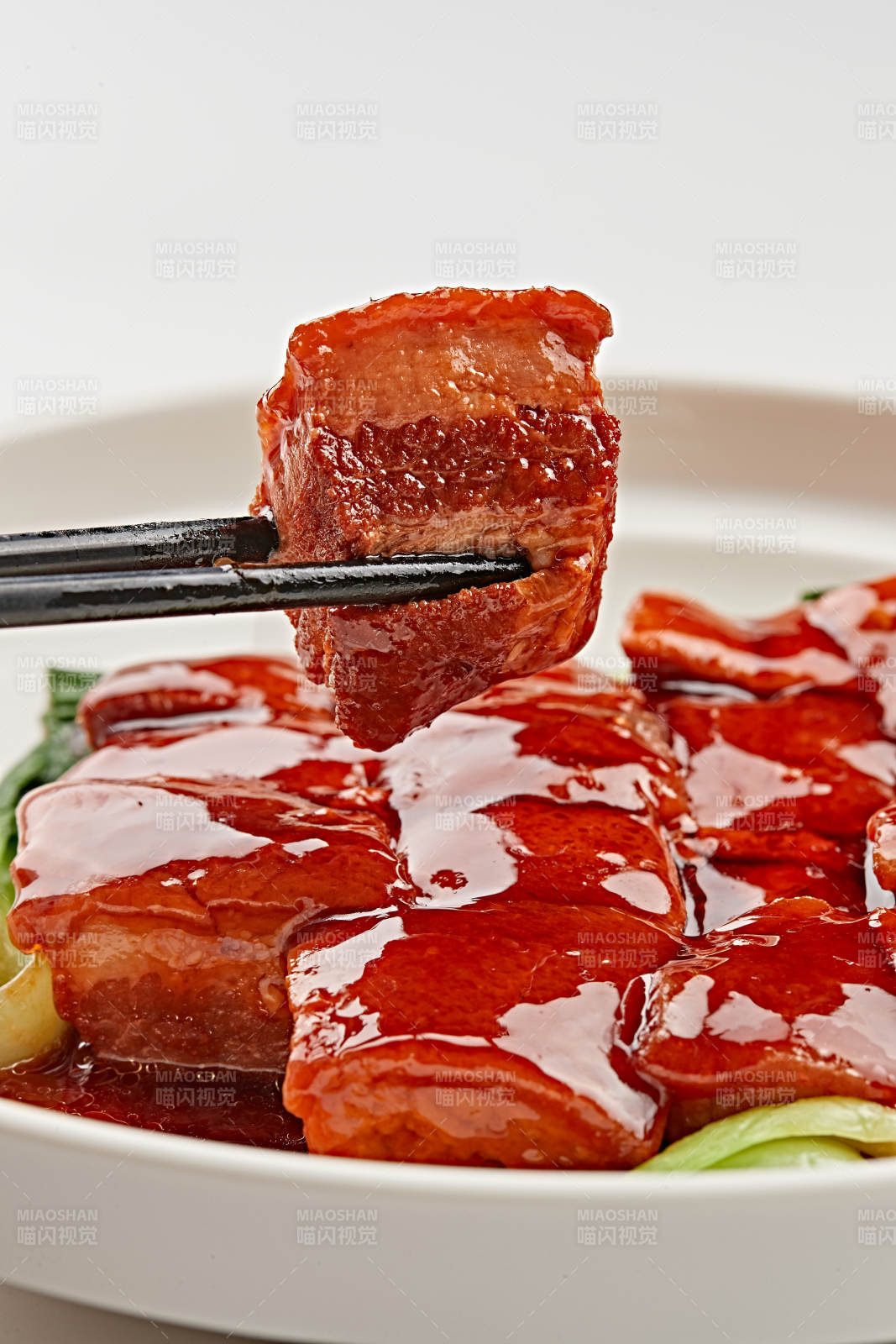 白色瓷盘装的毛家红烧肉图片