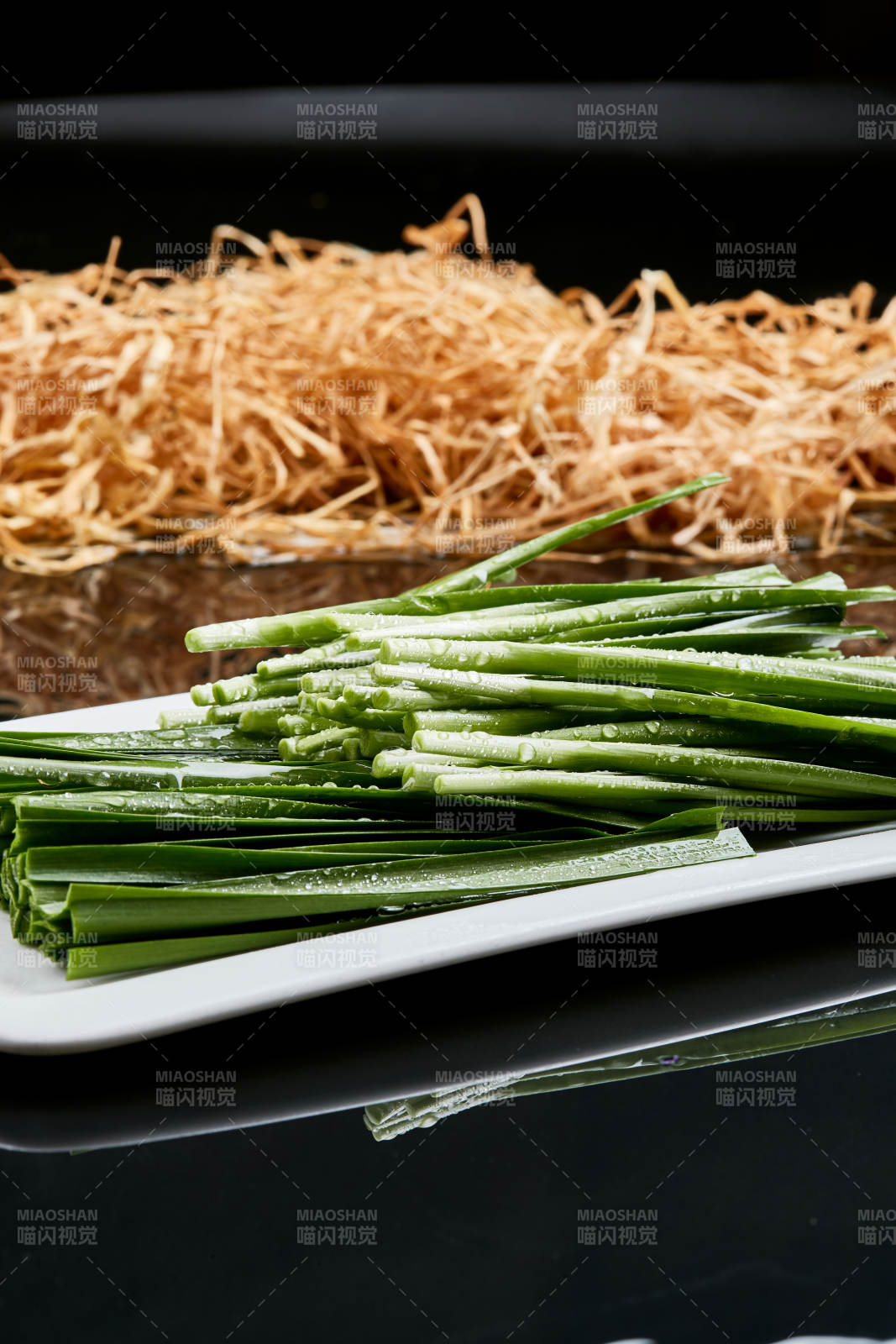 白色瓷盘装的火锅涮肉食材鲜韭菜图片