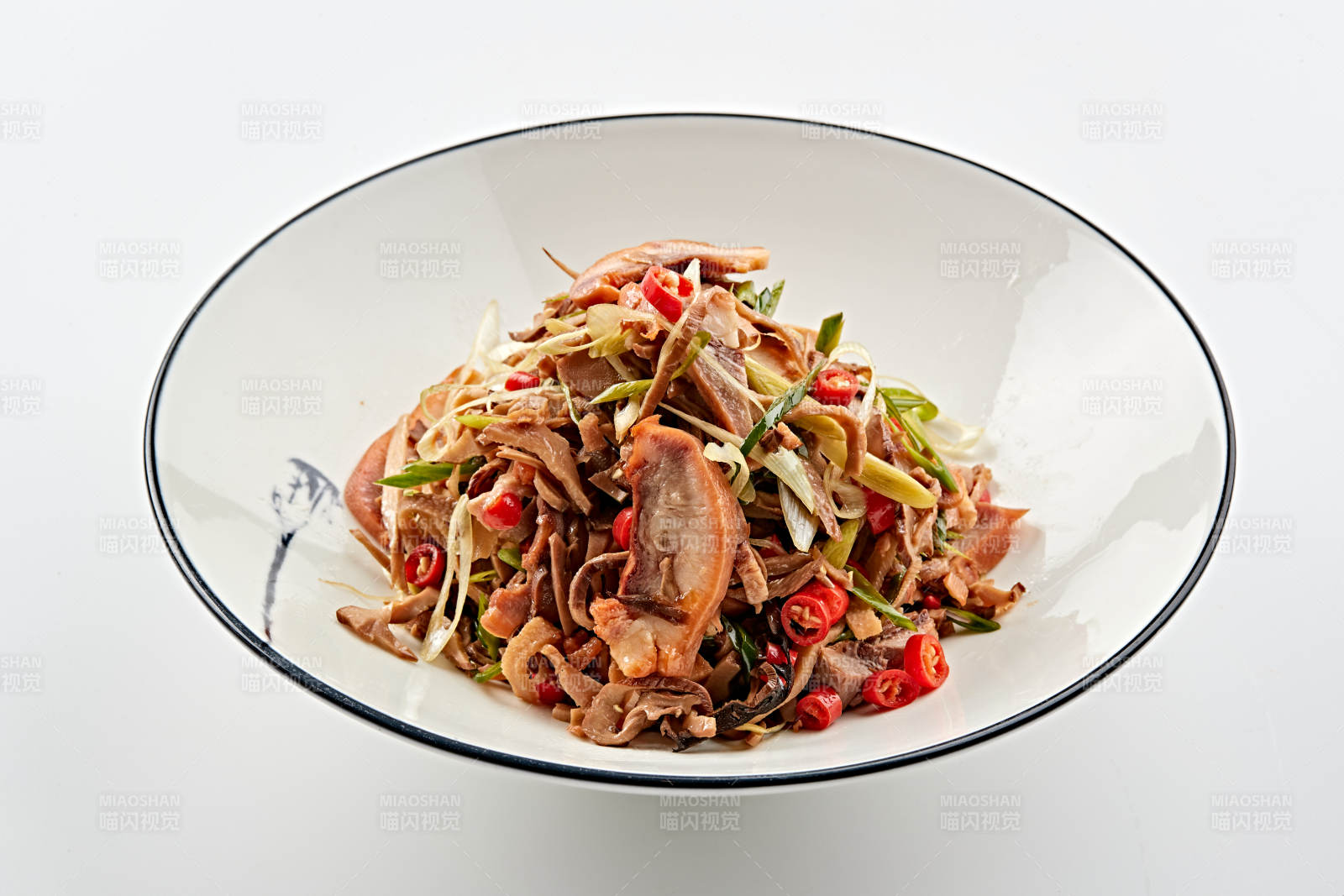 白色瓷盘装的香味小炒猪头肉图片