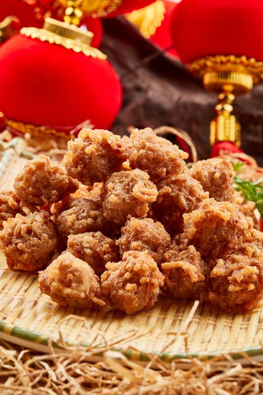 竹笸箩装的油炸猫头丸子图片