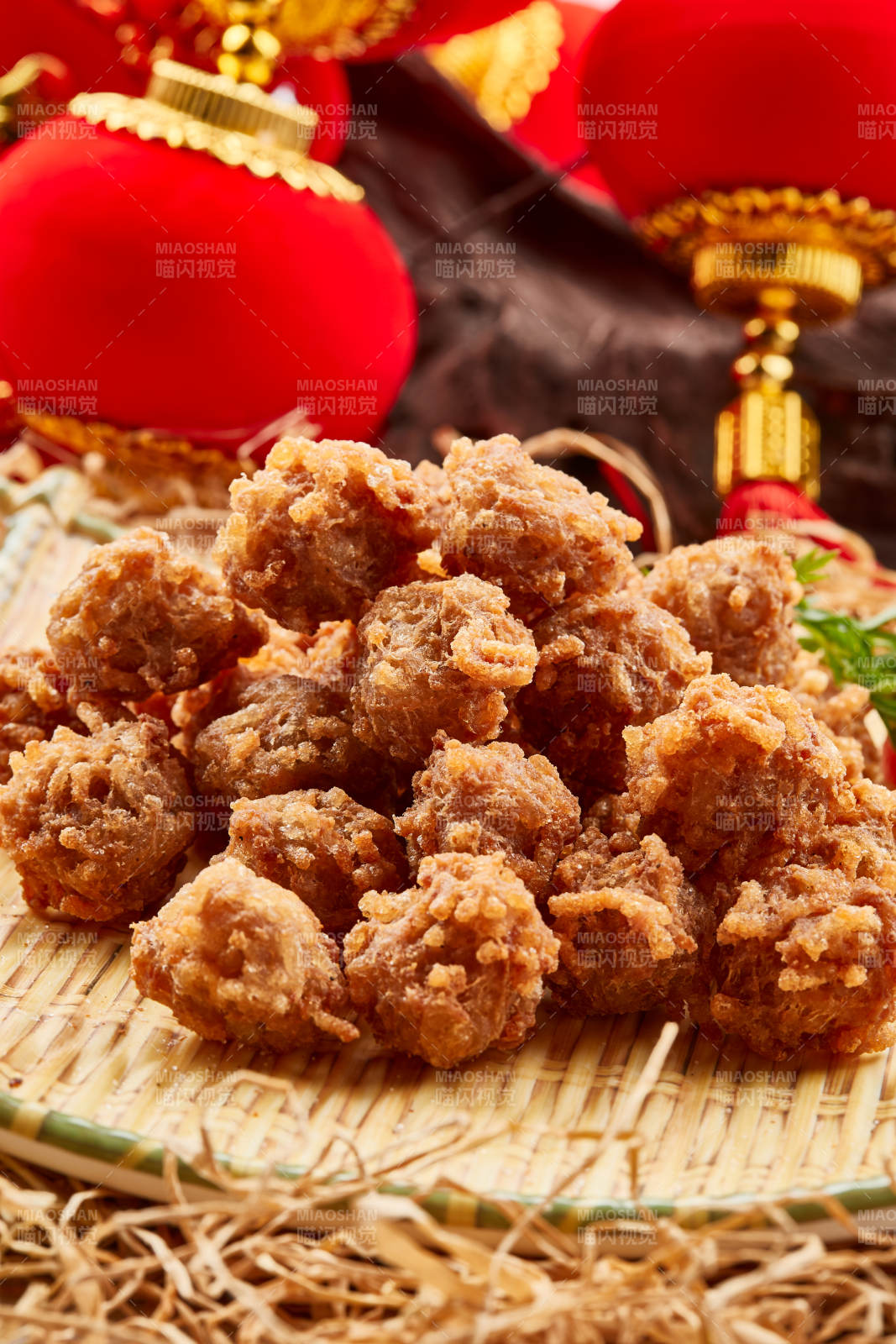 竹笸箩装的油炸猫头丸子图片