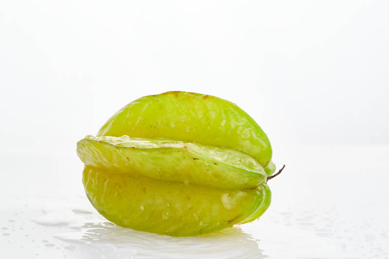 白色背景上摆放的新鲜水嫩杨桃图片