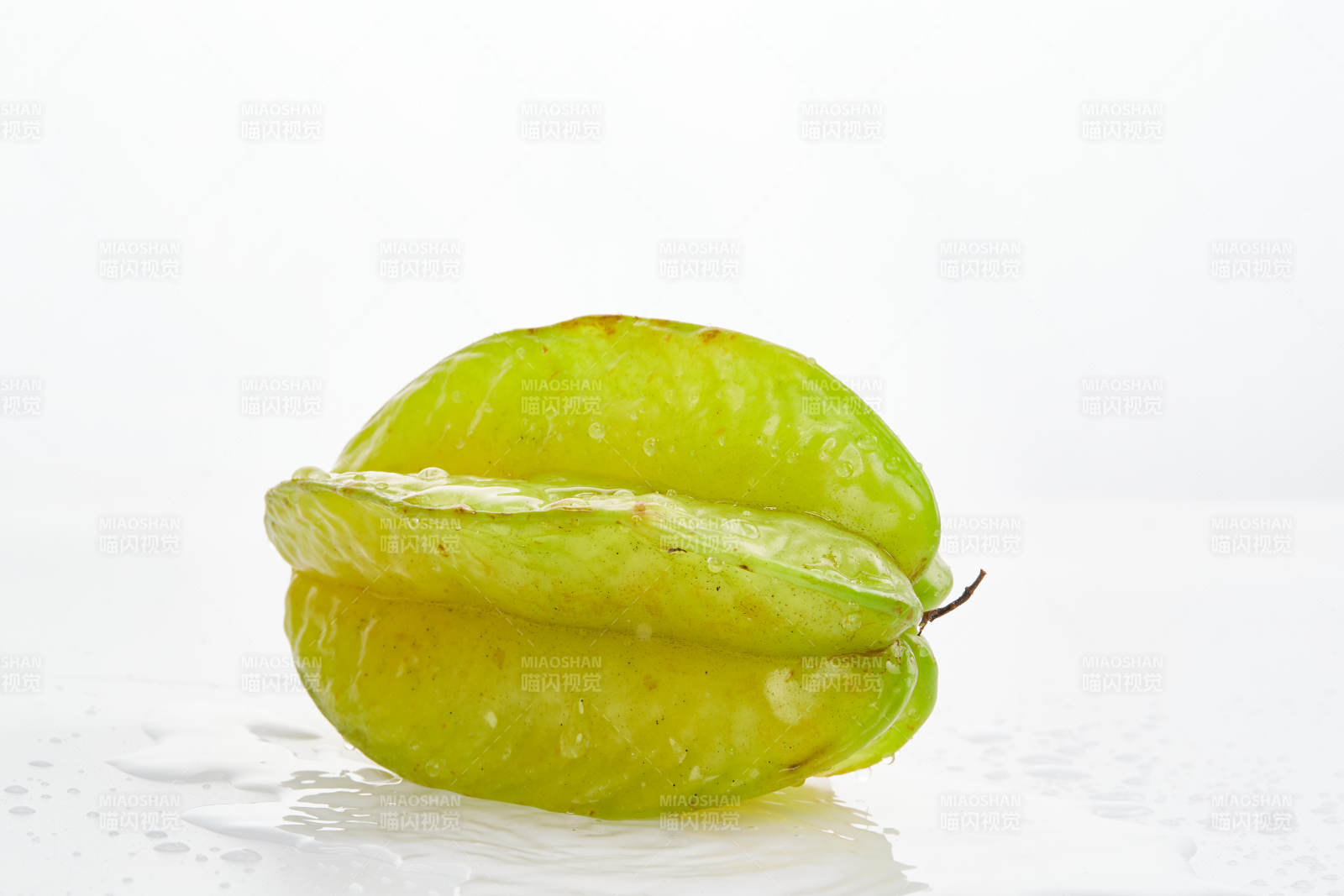 白色背景上摆放的新鲜水嫩杨桃图片