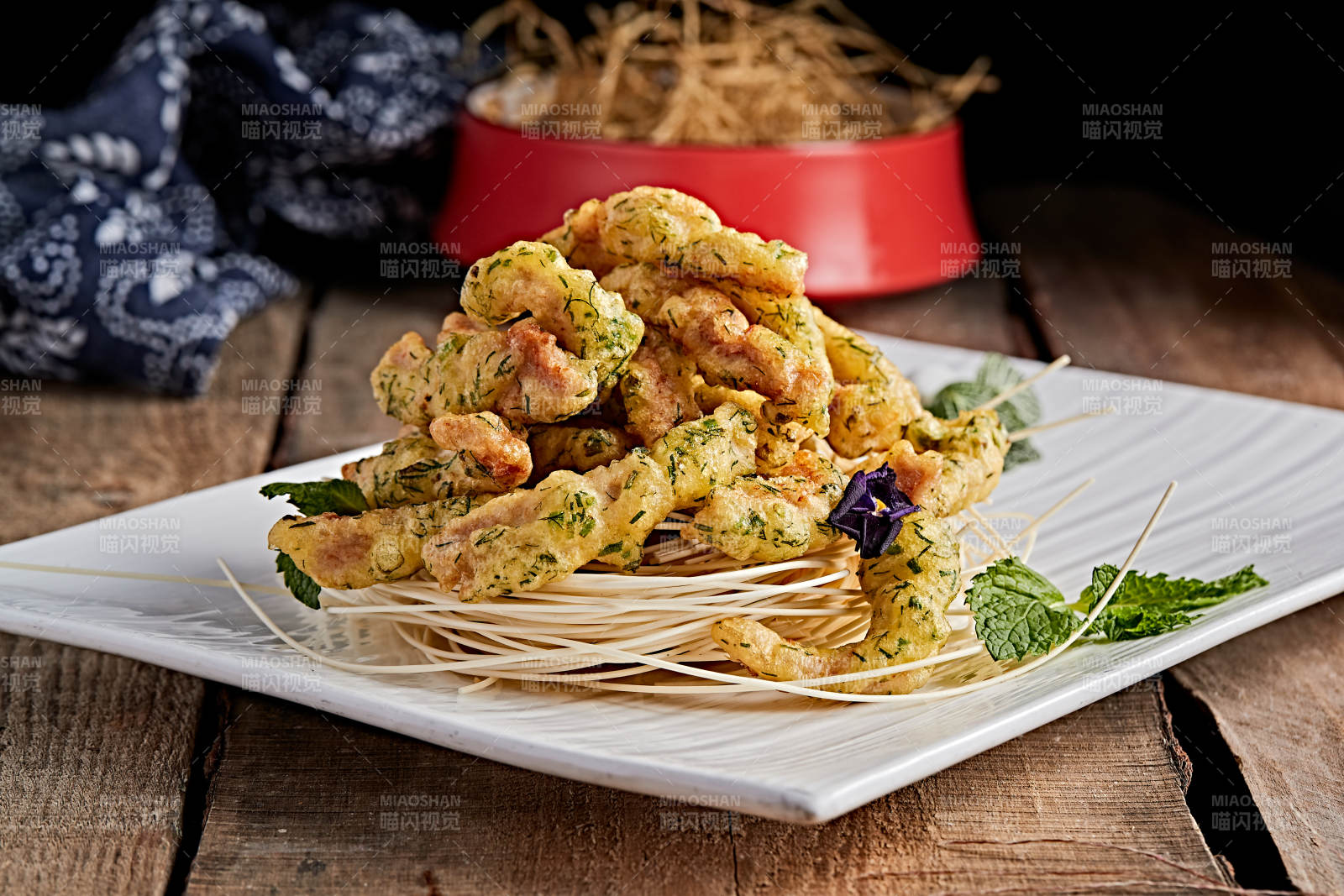 白色瓷盘装的拖面茴香炸里脊图片