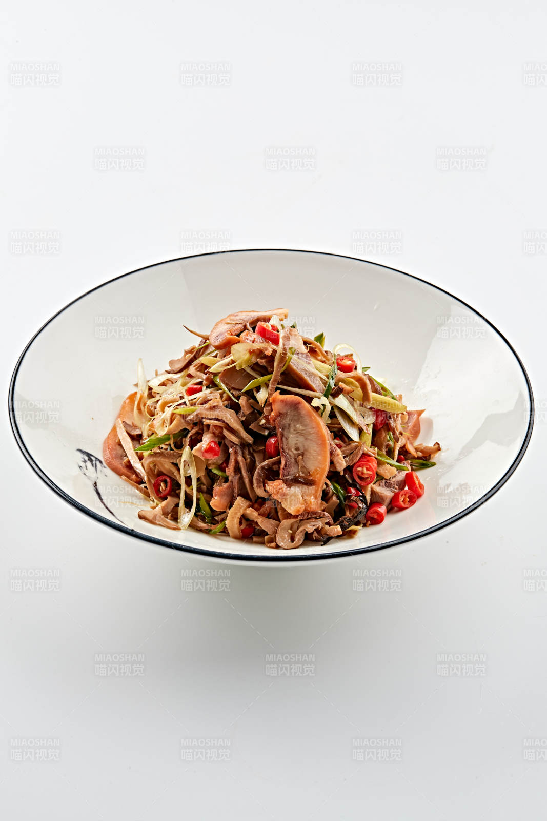 白色瓷盘装的香味小炒猪头肉图片