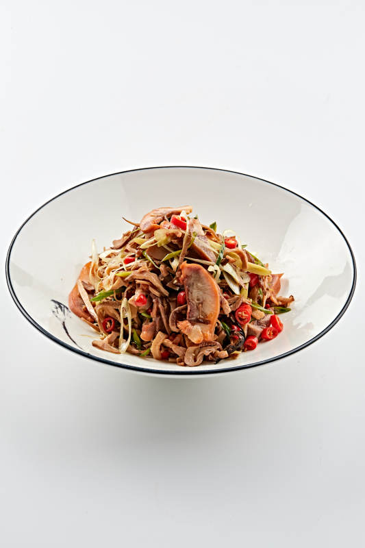 白色瓷盘装的香味小炒猪头肉图片