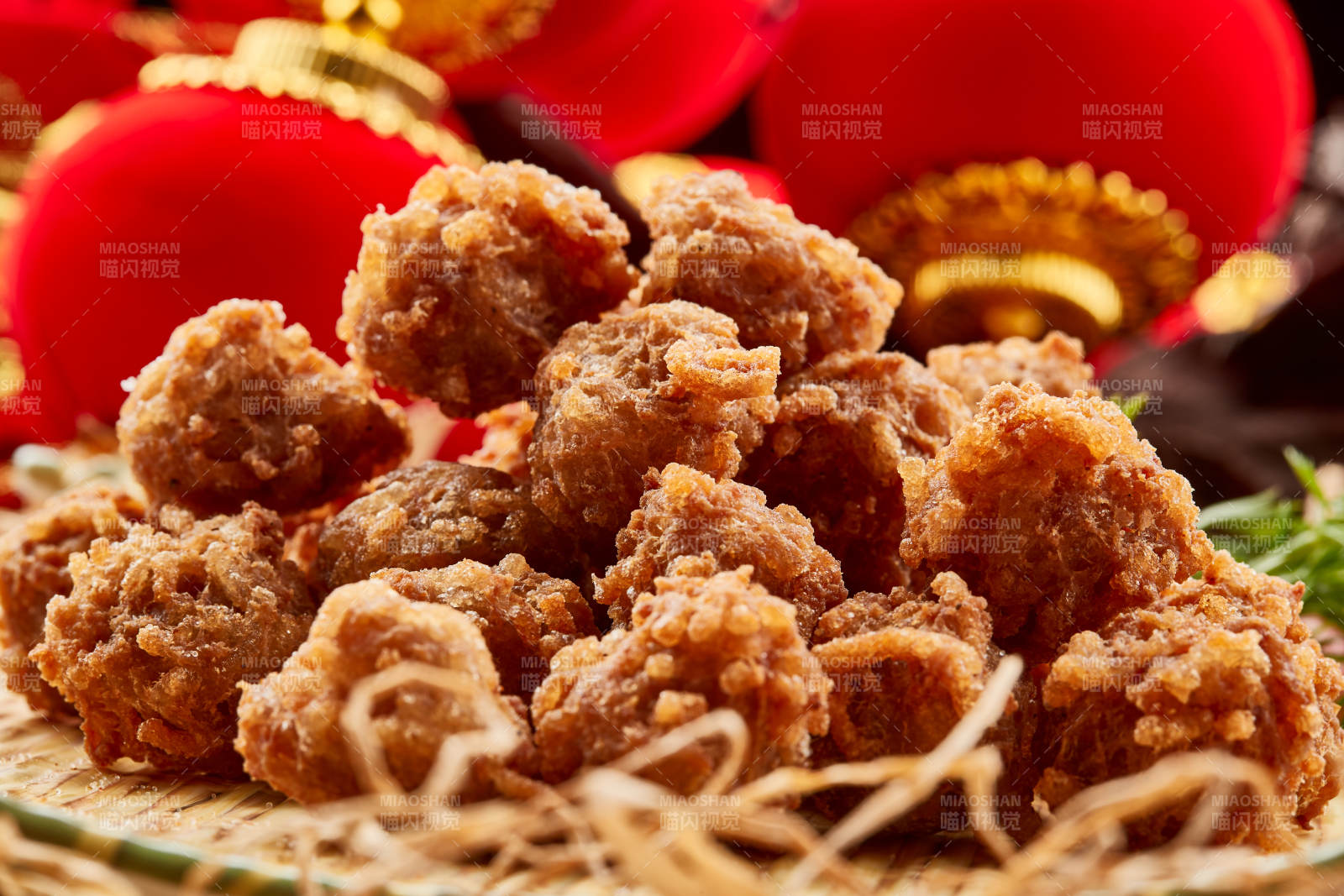 竹笸箩装的油炸猫头丸子图片