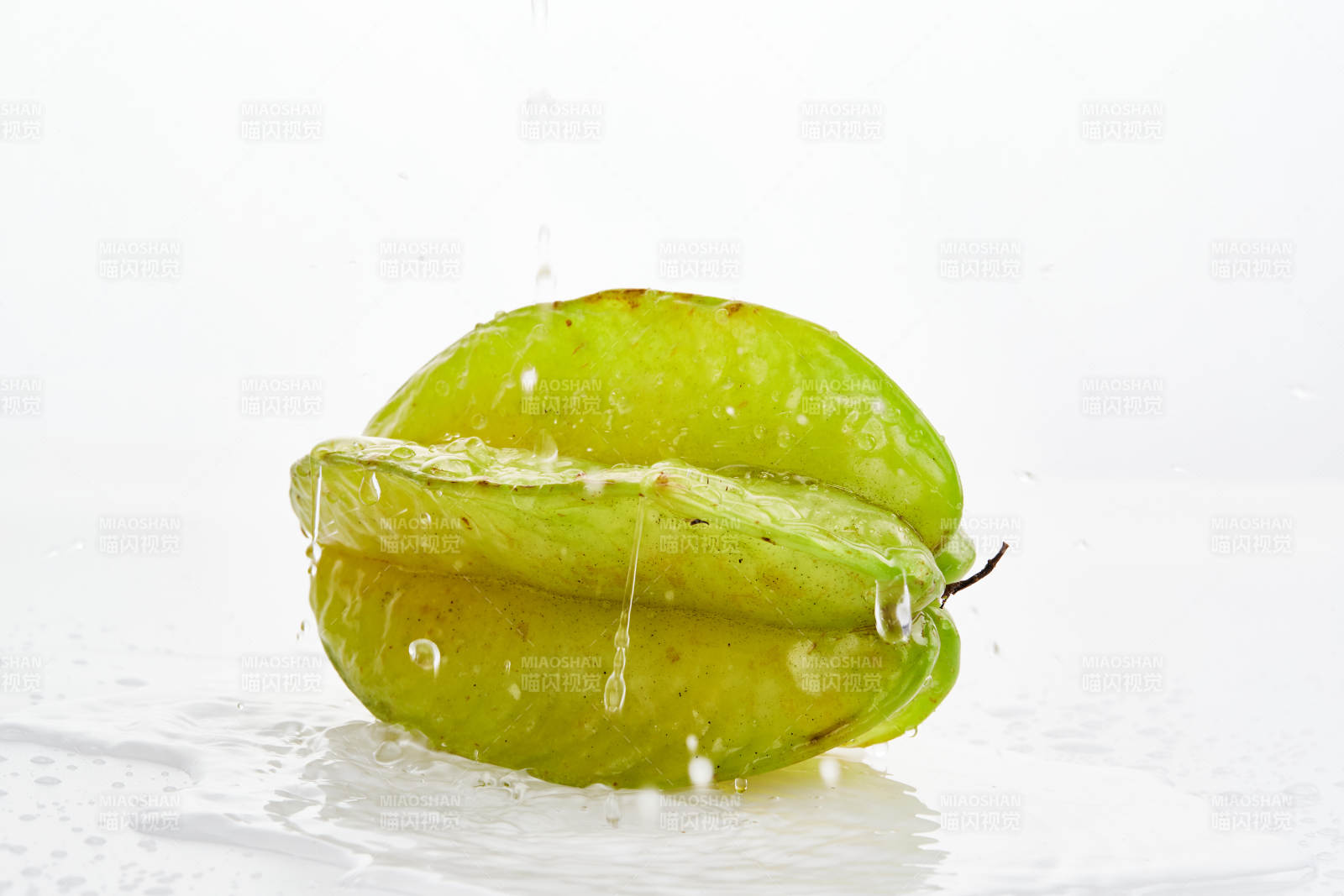 白色背景上摆放的新鲜水嫩杨桃图片