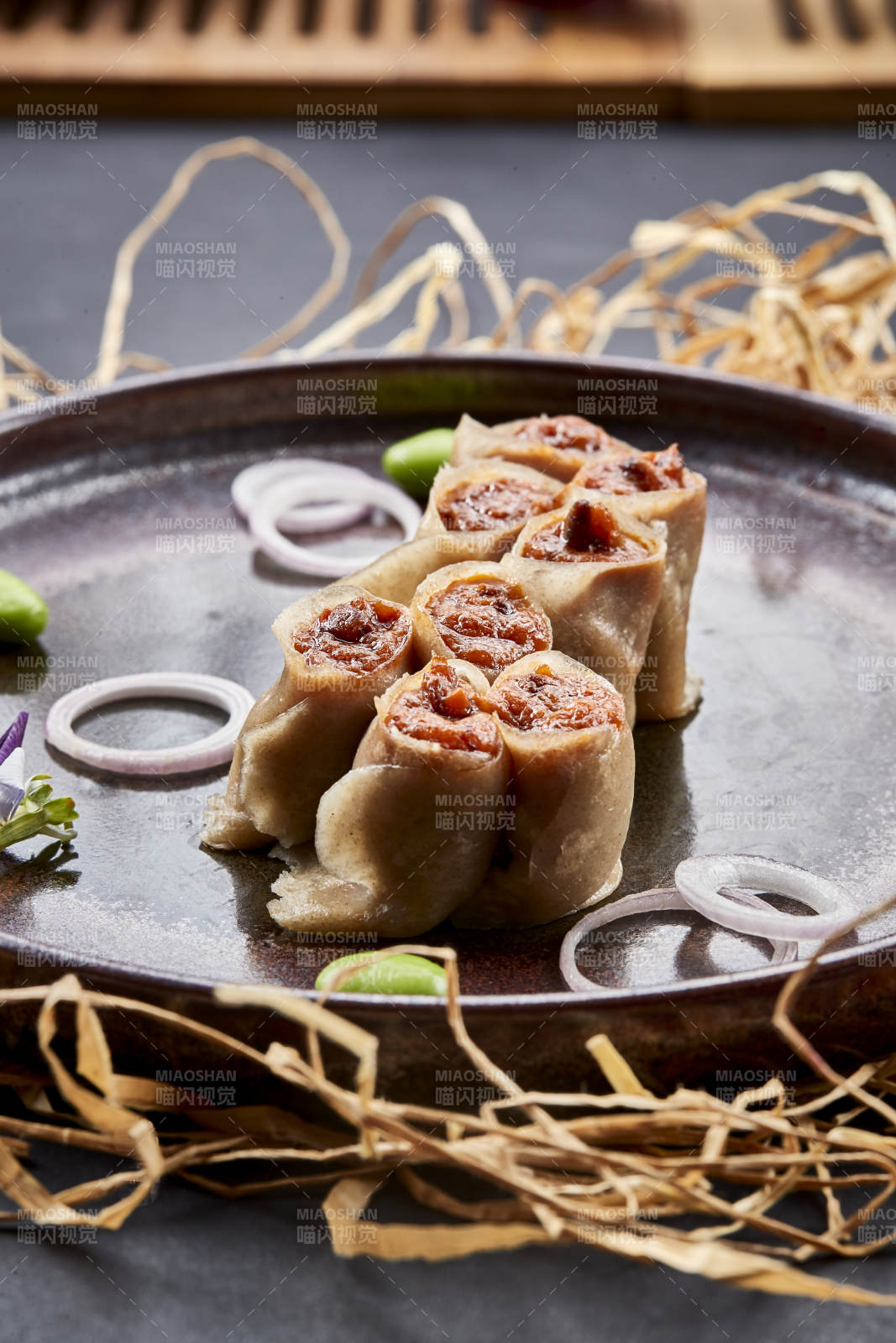 仿古瓷盘装的莜面窝窝酿肉馅图片