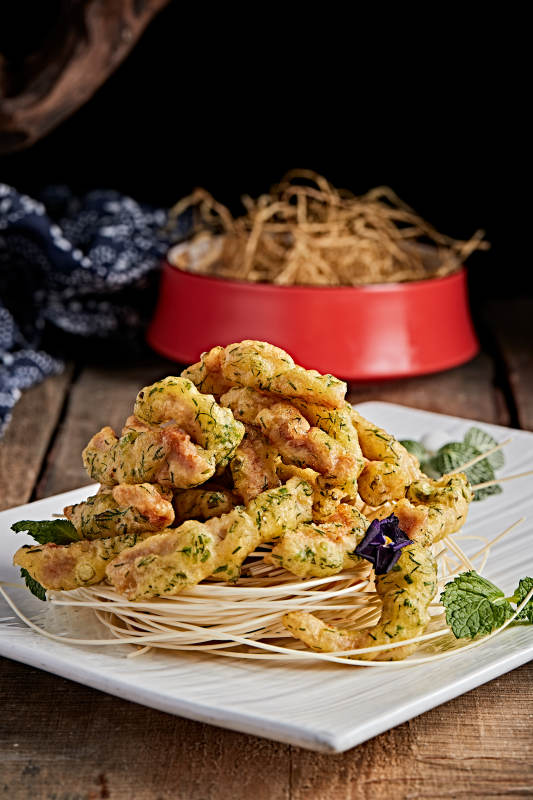 白色瓷盘装的拖面茴香炸里脊图片