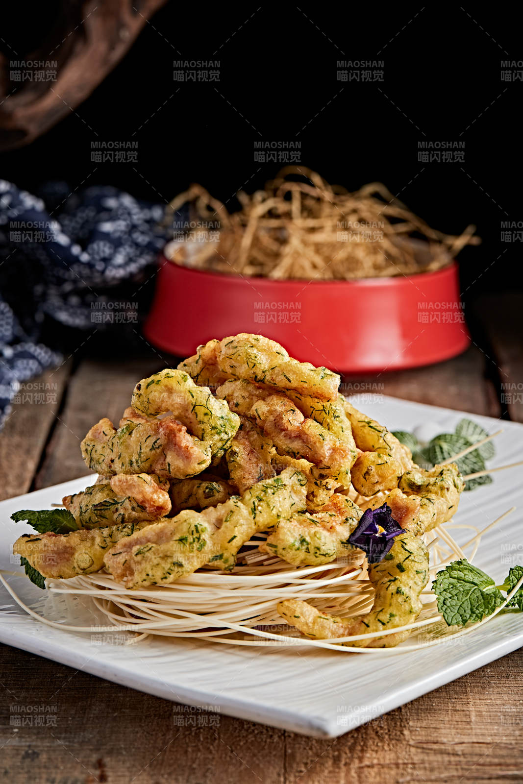 白色瓷盘装的拖面茴香炸里脊图片